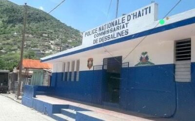 Artibonite : le commissariat de Marchand Dessalines incendié, attaque coordonnée à Petite-Rivière.