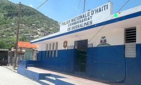 Artibonite : le commissariat de Marchand Dessalines incendié, attaque coordonnée à Petite-Rivière.