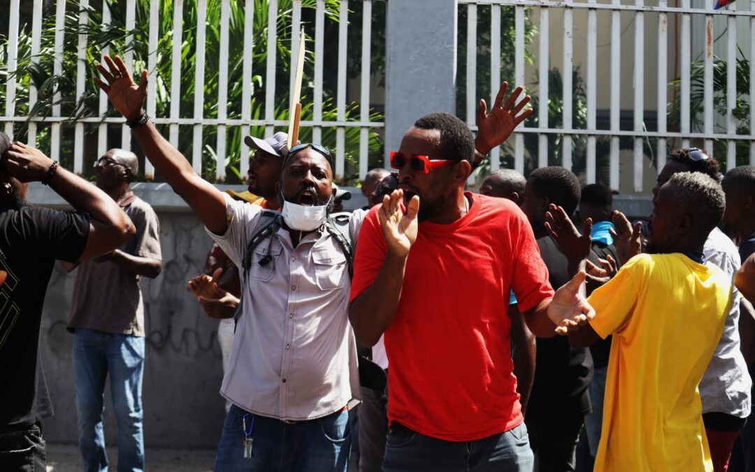 Haïti : Des employés du CNE réclament 11 mois de salaires impayés, violemment dispersés devant la Primature