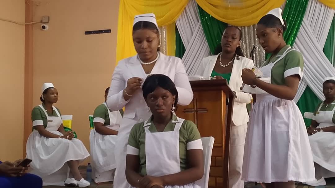 Haïti – Éducation : 11 étudiantes infirmières de l’IUSTH coiffées à l’église Altagrace